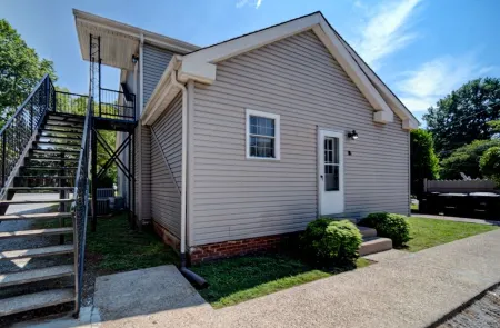 Classic Country Condo 30 mi to Nashville at 1/3 the Price! Отели в г. Мерфрисборо