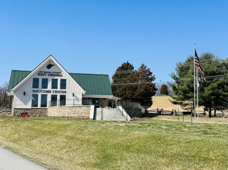 Walk to Harpers Ferry! Dog-Friendly. Beautiful Views.