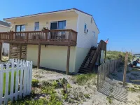Beachfront 2-bedroom cottage with breathtaking view and just steps to the beach