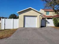 Cheerful Clearwater Home 쿠를루 레이크스 쇼핑센터 주변 호텔