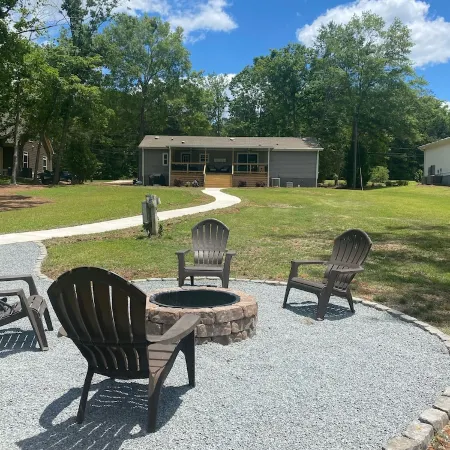 LakeHouse w/ Great Views-Newly Renovated-private boat house/dock & fire pit