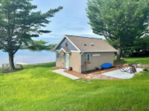 Rock River Retreat Boathouse Bungalow...Relax, Refresh, and Enjoy this Zen Den Hotels in Dodge County