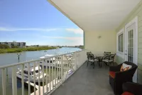 Lulu's NEW WATERFRONT RARE 2 BAL 2 BD, 2 BA, SLEEPS 8-4 DAILY WATER PARK PASSES