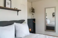 Close to the city center with parking space, balcony, lockable bike box & charging station