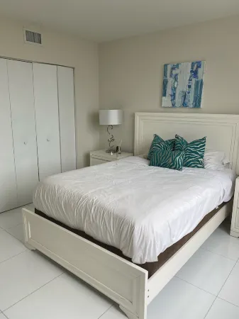 Beautiful 2 bedroom condo w/ocean views