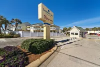 Destin Studio Condo, Completely Remodeled, Full Kitchen, Patio, Steps to Beach