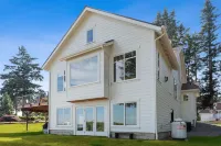 Spectacular waterfront Bainbridge Island Home. Breathtaking views! Hotels near Gazzam Lake Preserve
