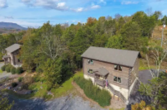 Cabin 80, Luxury 6 bedroom 3 bath Cabin minutes from Downtown Lexington!