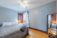 10 Minutes  from Midway Airport  Cozy Cottage Home