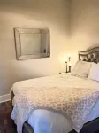 “Champagne Suite” Executive 1bed/1bath Loft Apt in downtown Florence