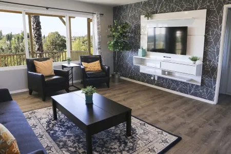 Over the Oaks - Great View - Whole Home - Stylish Отели рядом с достопримечательностью «Лейк Шервуд»