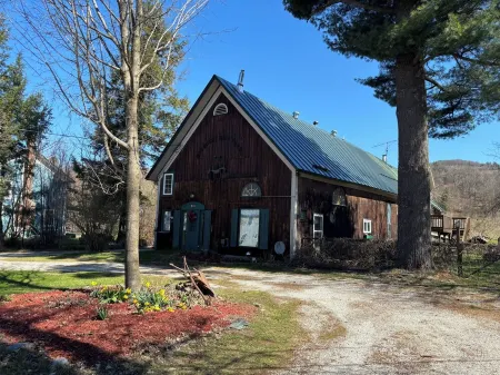 Rustic Vermont Barn Home Near Jay Peak w/Pizza Oven Отели в г. Монтгомери