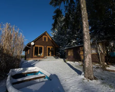 Woodblockhouse on lakeland in between nature to relax with fireplace テンプリーンのホテル