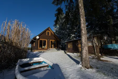 Woodblockhouse on lakeland in between nature to relax with fireplace