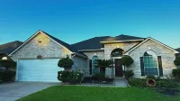 Relaxing home with Smart TVs in all Bedroom, Breakfast & Fast Tesla Charger