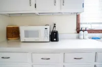Balcony, Fully Fenced Yard, Sleep 4, Walk to Downtown