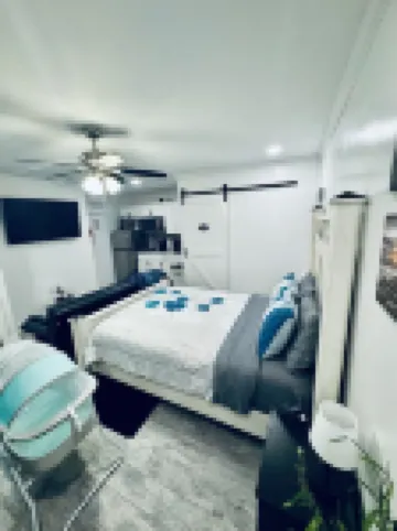 Cozy Guest Suite Studio with Private Entrance. Minutes away from hospitals