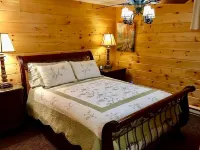 Charming chalet with 5 bedrooms and WiFi, fitness room in peaceful Roxbury