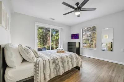 MAGNOLIA BARN \\ 7-8 Bedrooms \\ 8+ Parking Spots \\ 2 Miles from FSU\Capitol Hotels near Fun Station