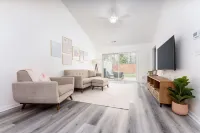 Quiet Boho Townhouse; 15 Min to Beach