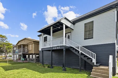 Remodeled Historic Waterview Home Minutes to beach,Moody Gardens, Pleasure Pier