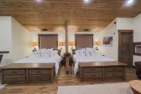 Large family cabin, ALL King beds, 30 min YNP, Hottub, secluded, New!