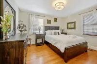 Center Street Retreat - One Block from Downtown Apex The Flats at 540附近的飯店