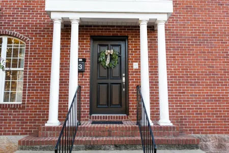 Beautiful 4-Bedroom Condo with WiFi, AC in Fabulous Florence Downtown Near Una