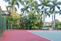 Relax and Play: Private Pool, Hot Tub, Tennis, Basketball on 1 acre in Sarasota.