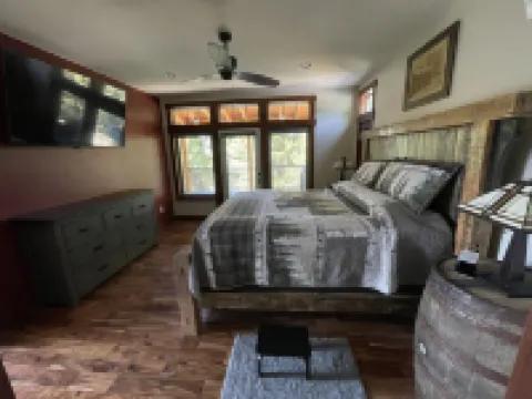 Mountain Retreat: Stunning Views, Off-Grid Luxury, Trails, Fishing, Stargazing Hotels in Granite County