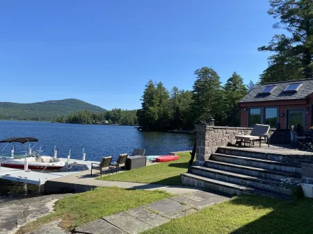 Beautiful Brant Lake home with direct lakefront, hot tub and snowmobile access! Отели в г. Хорикон
