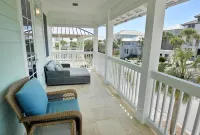 Private pool, FREE BIKES, Across the street from the BEACH! Free Pool Heater!