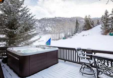 Luxurious Ski-in Ski-out Home in Arrowhead community