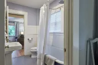 Waterfront Boutique Bungalow 1-Walk to Ferry to San Francisco, Free WIFI Parking