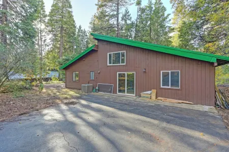 Snowline Lodge with Indoor Pool, Pickleball, Hot Tub and Disc Golf!