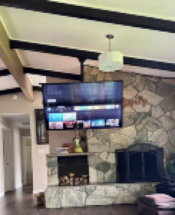 Hot Tub, Rain Room shower with Mountiain views of Ski Slopes nestled in nature.