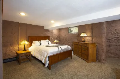 Classic 1900's Rocky Mountain Retreat Yampah Spa and Vapor Caves附近的飯店