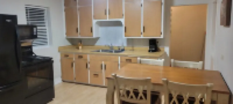 2-bedroom newly remodeled house in Iron River with WiFi & a big yard. 艾昂縣住宿飯店