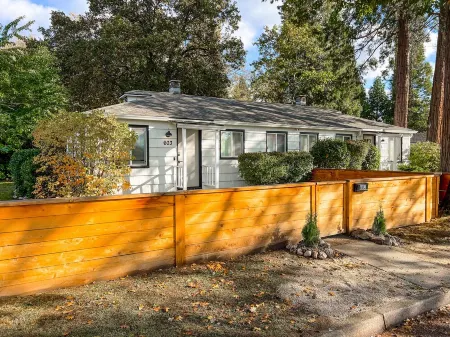 Modern House in the Heart of Grants Pass with Hot Tub and Fire Pit