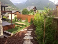 Modern Centrally located chalet, wifi, hot-tub and log fire