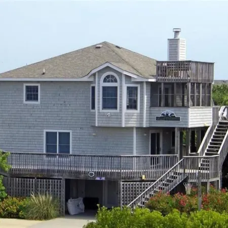 Indoor and outdoor Pool, Gym,Walk to Beach or Town