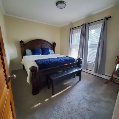 Steel Hideaway, first floor easy access, king bed, fenced yard, fast wifi