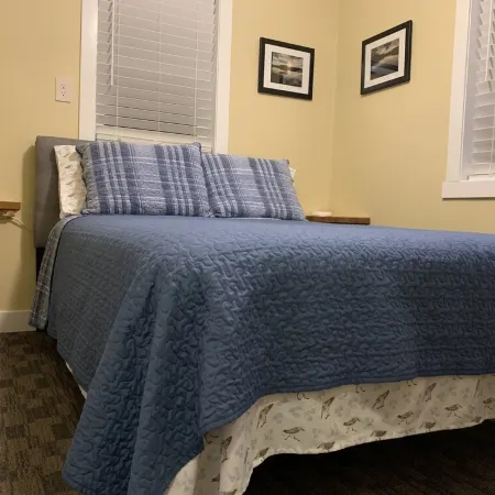 Cottage11: 2 Bedroom-3 Beds. Laundry, Sleeps 6.  Park Right at Your Entry Door.