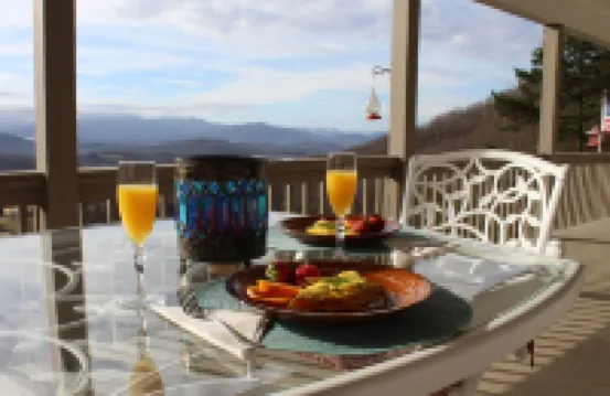 Breathtaking Views of Lake Chatuge & Mountain Harbour Golf Course.