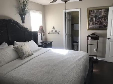 Clean Cozy Cottage Ideally Located