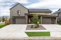 Luxury Accommodations on the Park  with Big Mountain Views