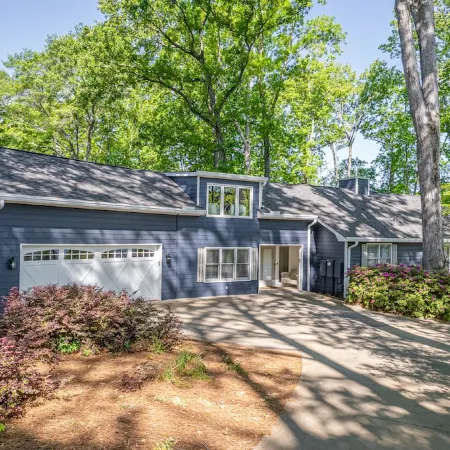 Secluded Lake Oconee 4 Bed/4 BA lakefront home w/ Private dock, 10 Min to Publix