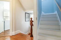 Spacious in-town cottage w/home office. Walk everywhere from your front steps.