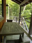Modern Tree House Cabin in the Trees, Aska Adventure Area, 10 mn to Downtown