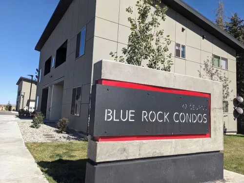 Adventure Basecamp: Newly Built Retreat steps from Downtown Victor